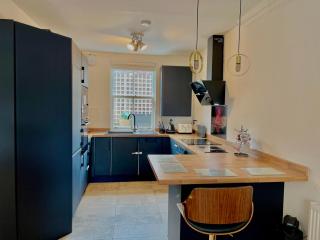 Town House with Hot Tub & Free Parking - 2