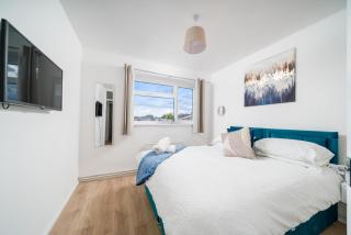 Comfort Meets Convenience, 2BR Flat in Slough - 5