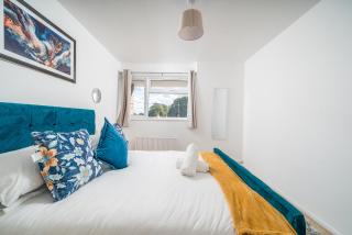 Comfort Meets Convenience, 2BR Flat in Slough - 1