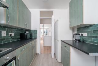 Comfort Meets Convenience, 2BR Flat in Slough - 2