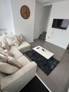 Stylish home Sleeps 4 Close to CBS Arena & City Centre with Garden - 0