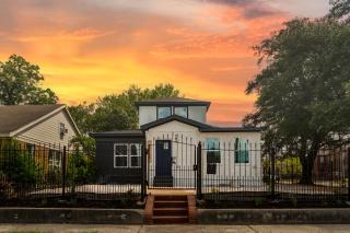 Gated 5BR Duplex Med Center Downtown NRG - 9