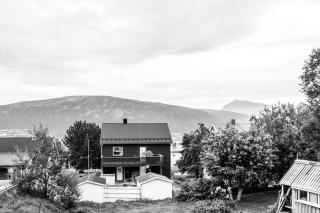 Stylish 2BR Stay in the Heart of Tromso - 9