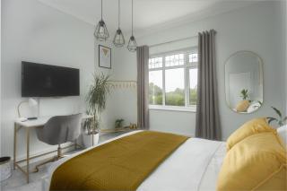 Private room in a spacious home - Moreton - 0