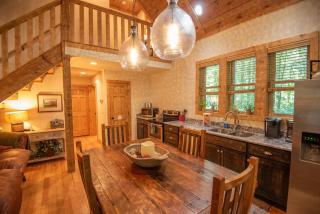Updated 2 Bd Cabin, Hot Tub, Mins to New River & Parkway - 3