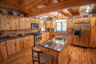 Blue Ridge Mountain Retreat - 30 acres to explore & VIEWS, Sleeps 15 - 0