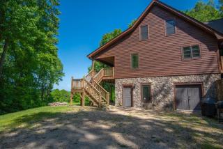 Blue Ridge Mountain Retreat - 30 acres to explore & VIEWS, Sleeps 15 - 8