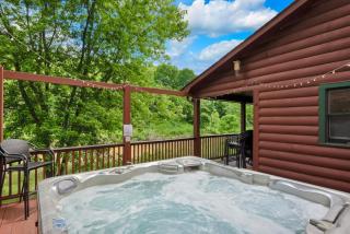 30 Mins to Boone, Fire Pit, Hot Tub, 3 porches, Dogs OK - 0
