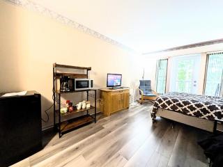 Book & Enjoy Stylish Condo, Free Wifi & Parking - 3