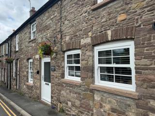 12 Crickhowell Cottages, Town Centre Location - 0