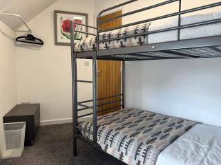 12 Crickhowell Cottages, Town Centre Location - 6