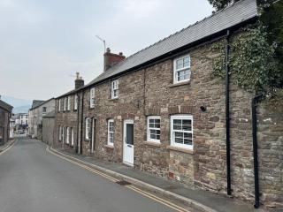 12 Crickhowell Cottages, Town Centre Location - 1