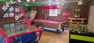 Room with 1 King bed and 1 Queen bed at the Cedaredge Lodge - 8