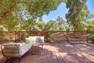 WFH-Friendly Retreat Less Than 1 Mi to Clear Lake! - 7