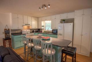 2Bd Riverfront with Expansive Outdoor Space, River Access, Fire Pit - 1
