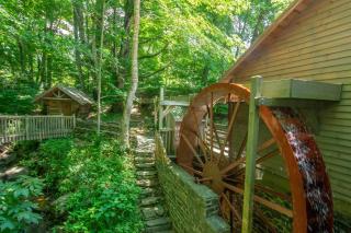 One of a kind 3bd Cabin on the New River- Sleeps 6 - 2