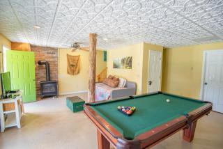 Cabin on New River, Fire Pit, Dogs OK, Hot Tub with VIEWS - Sleeps 10 - 6