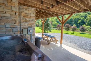 Cabin on New River, Fire Pit, Dogs OK, Hot Tub with VIEWS - Sleeps 10 - 4
