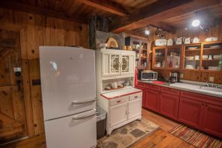 Secluded & Charming 3 Bed Cabin, Dogs OK, 20 mins to W Jefferson - 8
