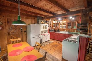 Secluded & Charming 3 Bed Cabin, Dogs OK, 20 mins to W Jefferson - 7