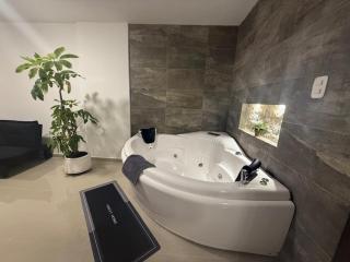 Apto con Jacuzzi Privado y Cama Doble - 6