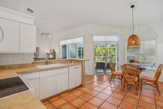 Relaxed Tropical NAPLES Retreat 5 mi to Beach home - 6