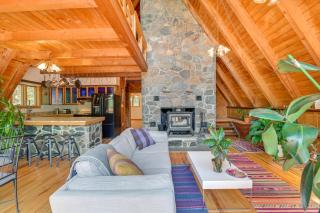 A-Frame Retreat Next to Grafton Lakes St Park - 2