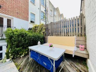 4 Bedroom House Central London - Free Parking - 4
