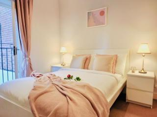 4 Bedroom House Central London - Free Parking - 1
