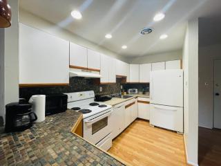 Stylish Condo Retreat Quiet, Pet-friend, Parking - 5