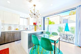 B- InstaWorthy & Family-Friendly NoHo Gem- Near Universal & Hollywood with Parking, Games, and Hot Tub - 9