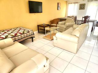 Country Club House Retreat - 2 bedroom House with Pool near Montego Bay Airport and Beach Strip - Montego Bay - 9