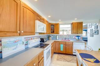 Inviting Rockport Rental with Deck Walk to Beach! - 4