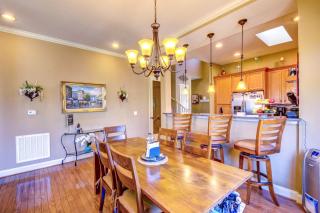 West Union Townhome with Patio and Lake View - 4