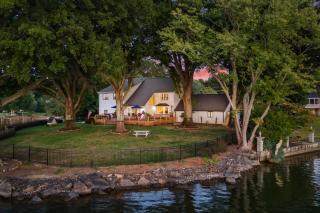 Lakefront Home w Dock Game Room Hot Tub Ponderosa Peninsula by AvantStay - 0