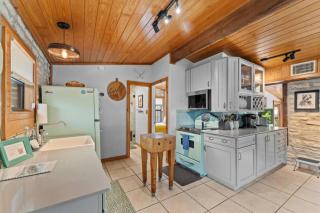 Guadalupe River Cabin with Kayaks and BBQ - 6