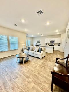 King Suite with Community Pool and Grill - 9