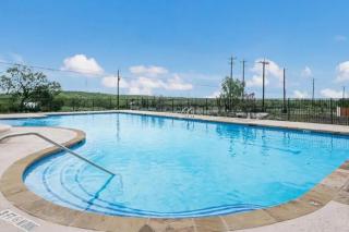 King Suite with Community Pool and Grill - 8