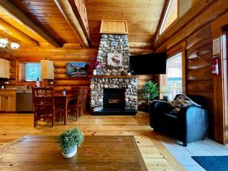 Chancellor Peak 1BR and Loft Wooden Cabin near Lake Louise - 4