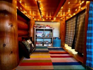 Chancellor Peak 1BR and Loft Wooden Cabin near Lake Louise - 3