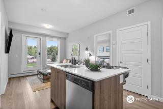 Luxury Getaway in Inglewood with 2 Bedrooms Sofa Bed and Heated Underground Parking - 7