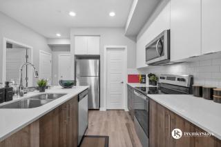 Luxury Getaway in Inglewood with 2 Bedrooms Sofa Bed and Heated Underground Parking - 3