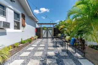 Remodeled 2BR Apartment w/ Garden Deck - 8