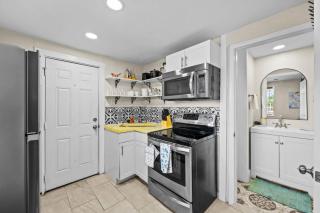 Remodeled 2BR Apartment w/ Garden Deck - 3