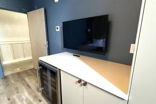 Hollyhock Suite 506 - 1
