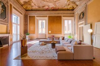 Historic Frescoed Noble Floor in Central Bologna - 9