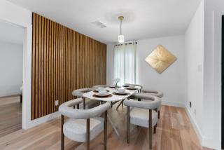 Game Room - Modern Beautiful Home - 8