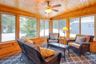 Cozy Cottage with Sunroom - Walk to Higgins Lake! - 9