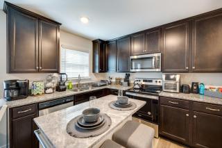 Pet-Friendly Home Spacious Yard and Community Perks - 7