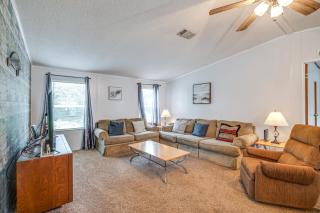5 Mi to Homosassa Springs Park Home with Yard! - 6